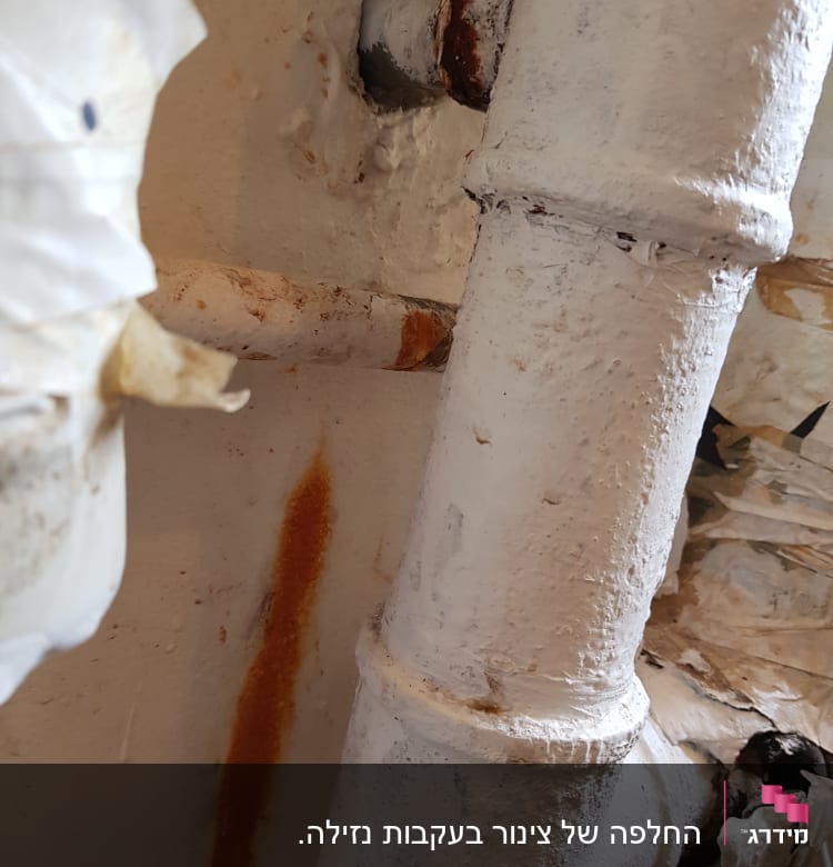צינורות חלודים עם סימני חלודה וקורוזיה